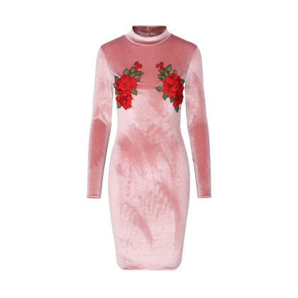Rosa elegant velvet brodert midi kjole Rosa elegant velvet brodert midi kjole