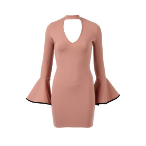 Rosa kjole med v-udskæring og choker hals